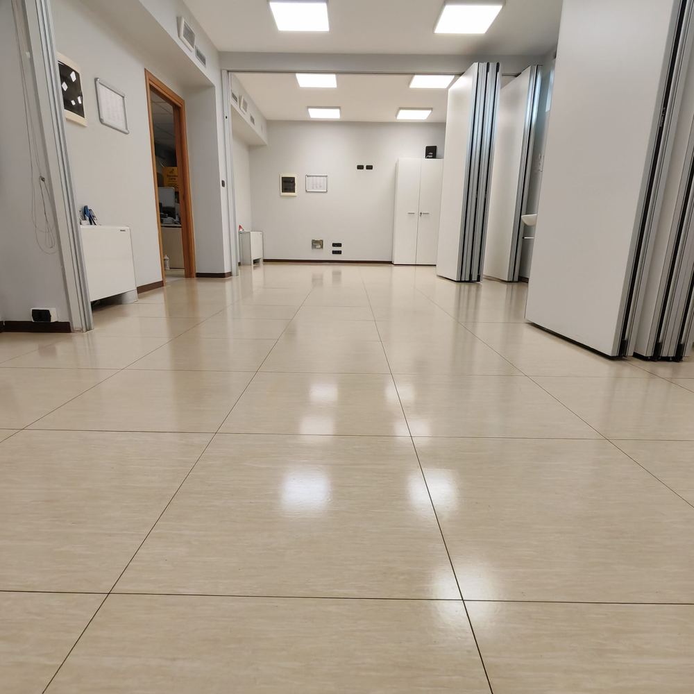 Trattamento professionale dei pavimenti in un centro medico a Torino