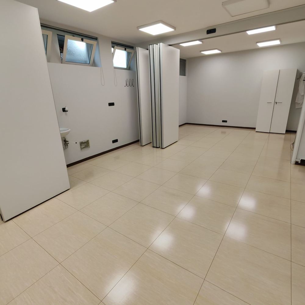 Sala del centro medico a trattamento concluso, superficie uniforme e brillante