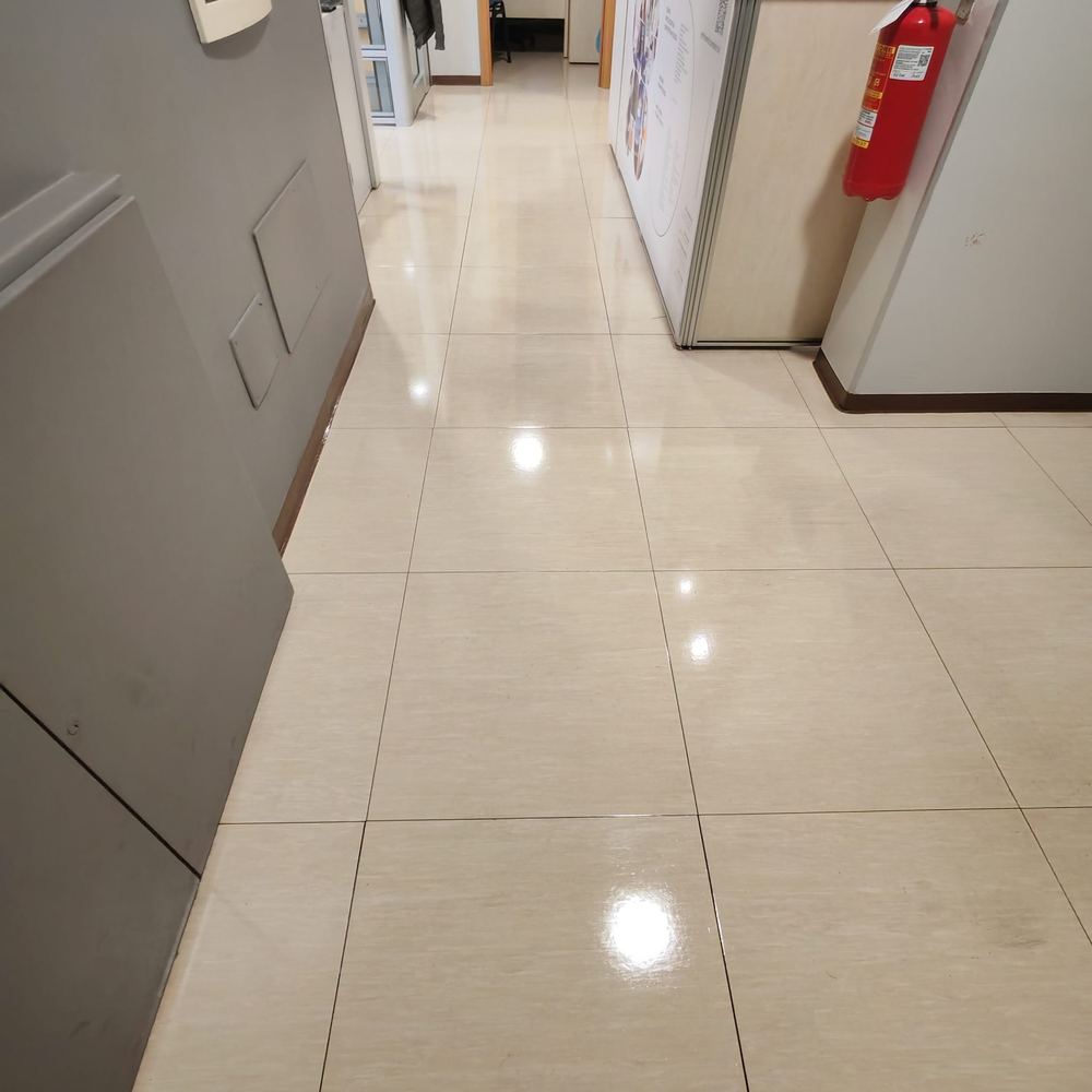 Corridoio del centro medico con pavimento cerato che riflette la luce