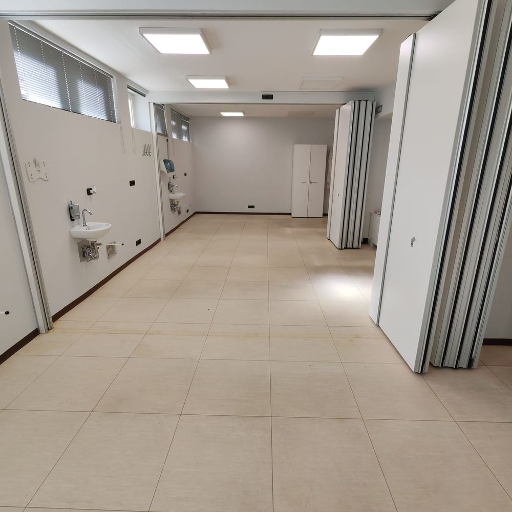 La stessa sala prima del trattamento, pavimento opaco con aloni