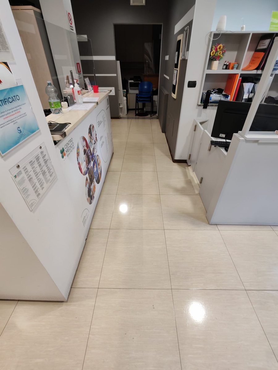 Area reception con pavimento ripristinato